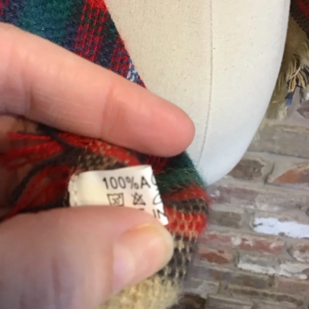 Boutique 100% Acrylic Women's Red Green Tan Plaid Blanket Scarf Wrap Onesize